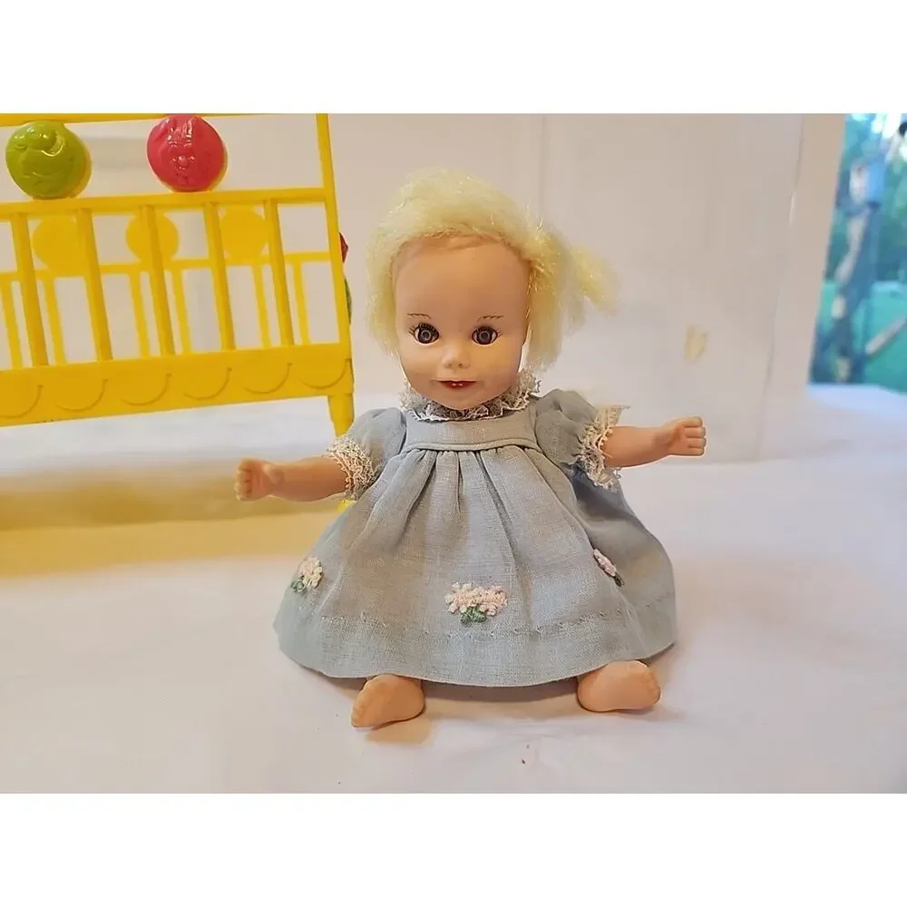 Vtg 1964 Suzy Cute Drink N Wet Doll Crib & Clear Case Topper